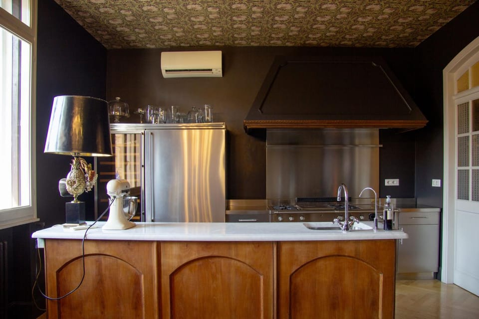 Nearby landmark, Communal lounge/ TV room, Facade/entrance, Day, Library, Library, TV and multimedia, Coffee/tea facilities, Living room, Seating area, Landmark view, Landmark view, Breakfast, Breakfast, Time of day, furniture, furniture, hair dryier, heating, heating, internet, internet, towels, towels, air conditioner, air conditioner