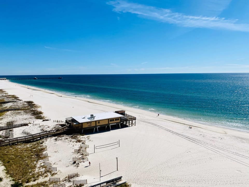 Seawind 1008 by ALBVR - Great beachfront condo and location - Beachfront Pool, Hot Tub, plus kid's bunk room House in Gulf Shores