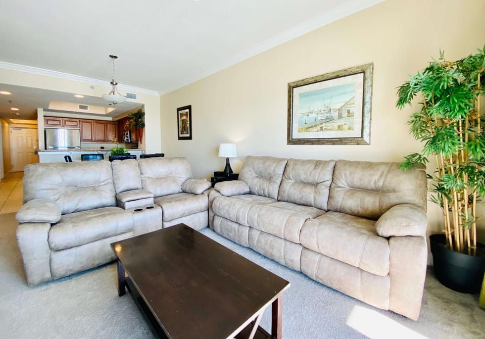 Seawind 1008 by ALBVR - Great beachfront condo and location - Beachfront Pool, Hot Tub, plus kid's bunk room House in Gulf Shores