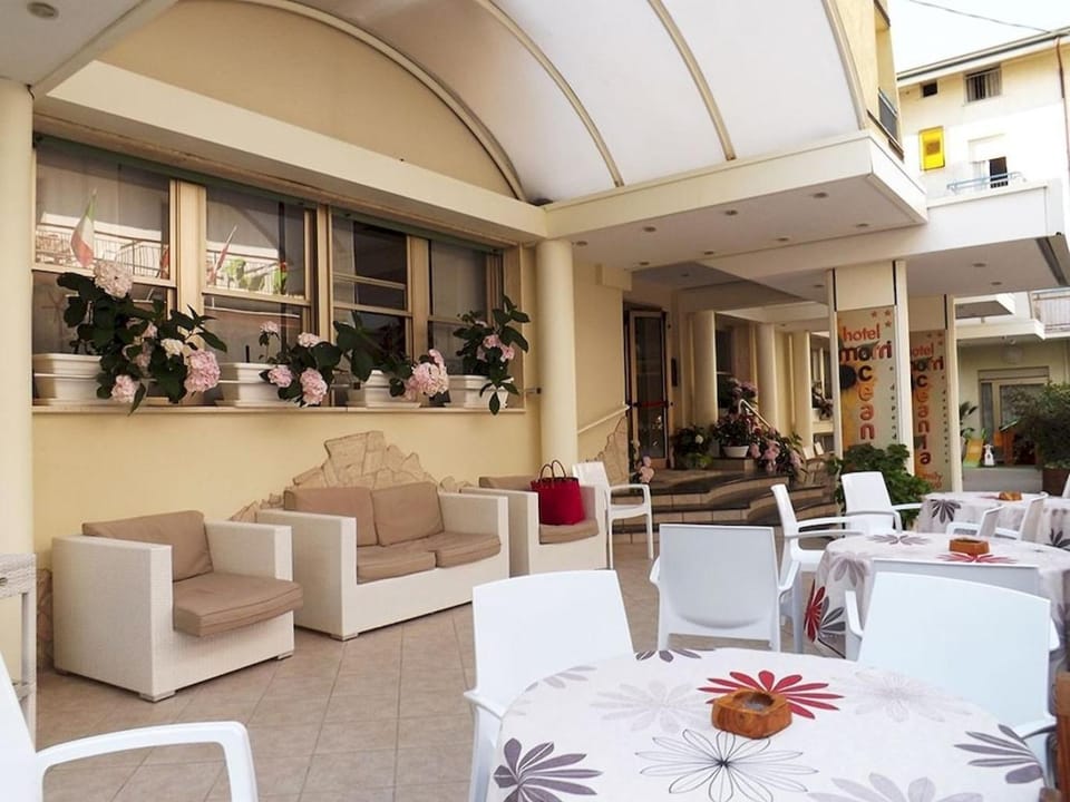 Lobby or reception, Lounge or bar
