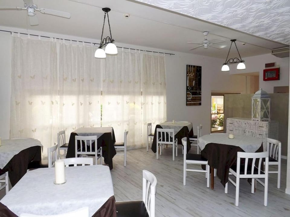 Restaurant/places to eat, Dining area