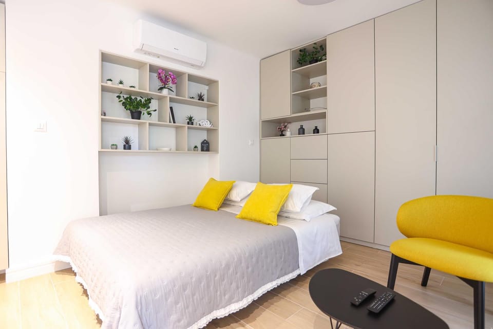 Bed, Living room, Photo of the whole room, Seating area, Bedroom, wardrobe