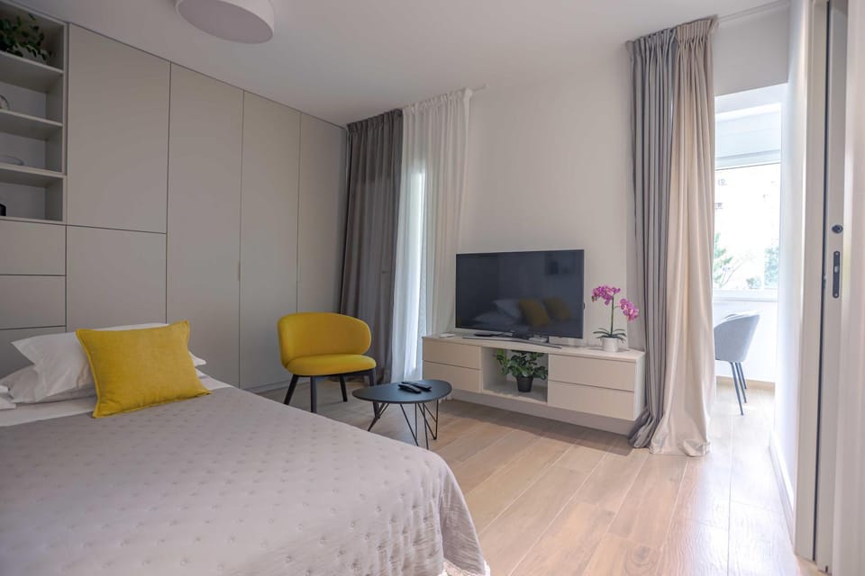 Communal lounge/ TV room, Bed, TV and multimedia, Living room, Photo of the whole room, Seating area, Bedroom, wardrobe