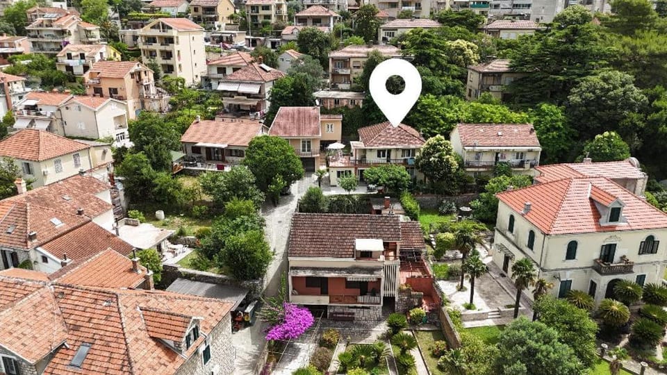 Bird's eye view, Location