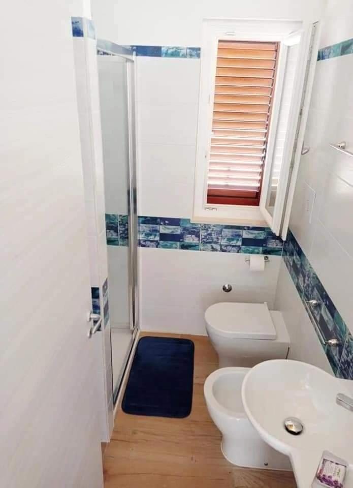 Shower, Toilet, Bathroom, bidet, towels