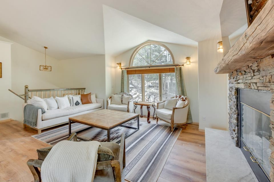 Angel Fire Rental Cabin w/ Hot Tub & Mountain View Cabin in Angel Fire