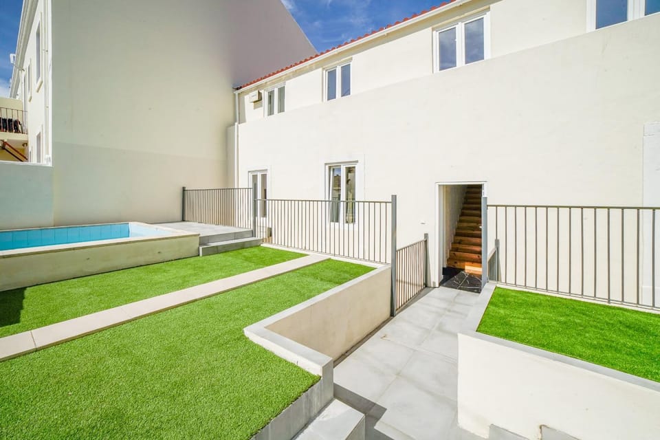Property building, Patio, Day, Garden, Garden, Balcony/Terrace, Garden view, Pool view, Swimming pool