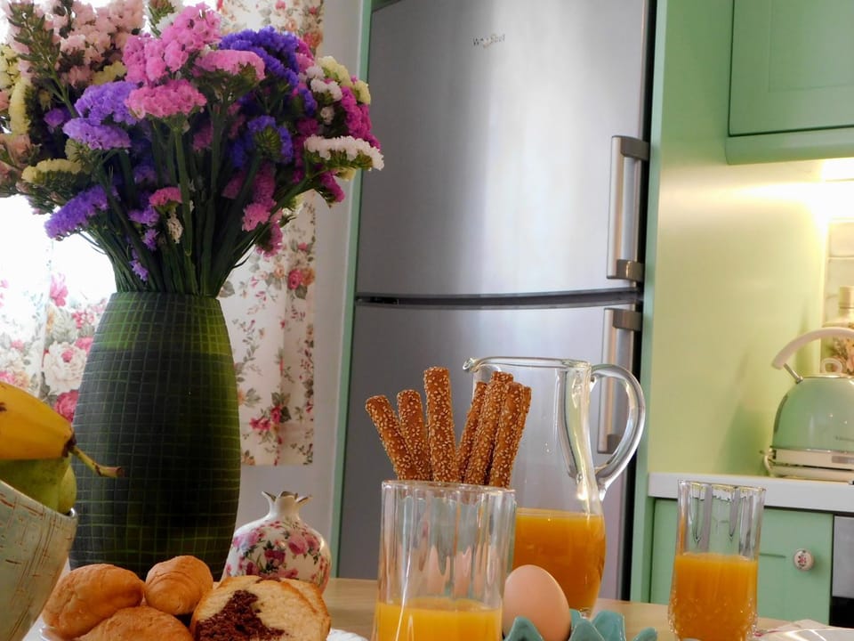Kitchen or kitchenette, Breakfast
