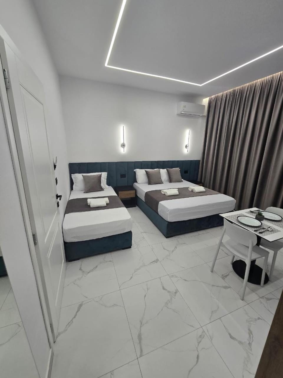 Bed, Photo of the whole room, Bedroom, towels