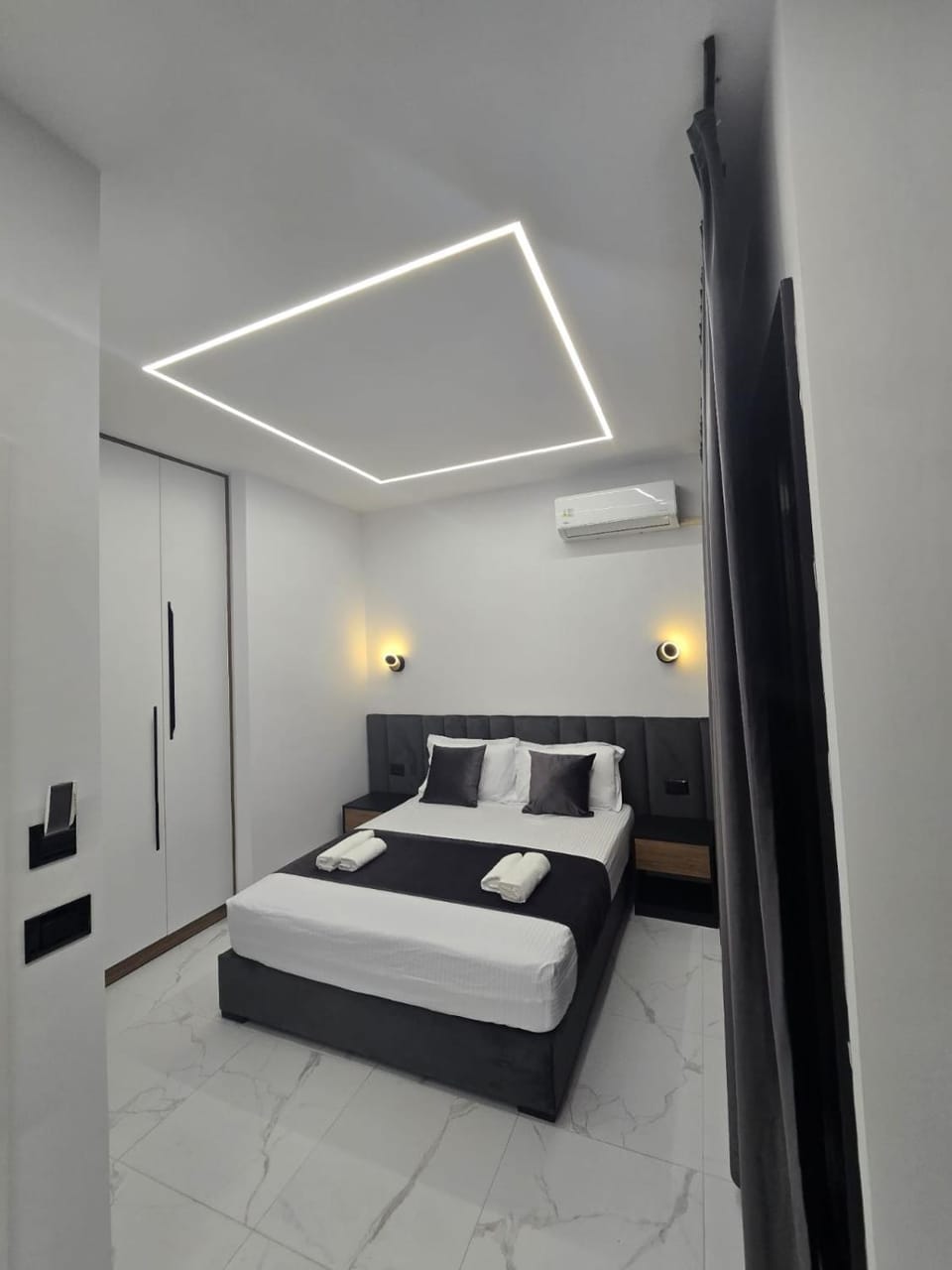 Photo of the whole room, Bedroom, air conditioner