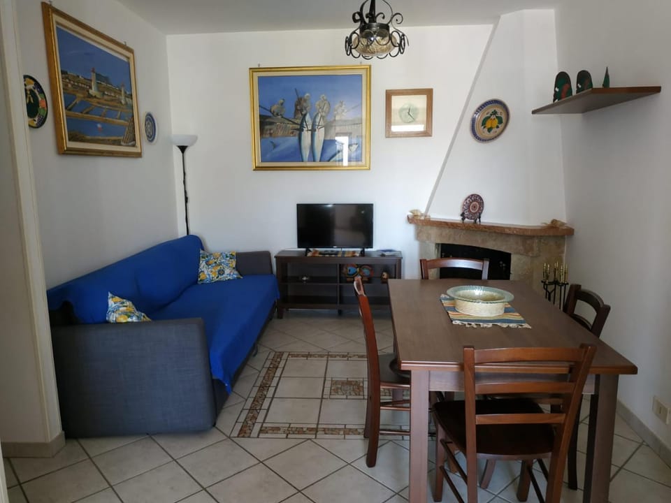 TV and multimedia, Living room, Food and drinks, Seating area, Dining area, Breakfast, flat iron, internet, air conditioner