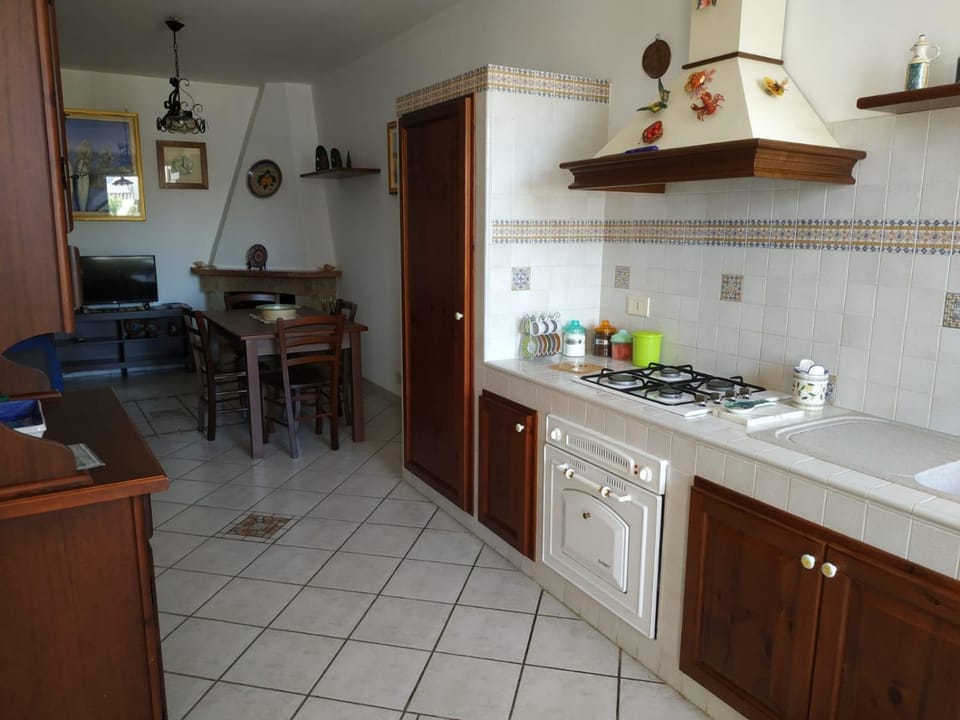 TV and multimedia, Coffee/tea facilities, Kitchen or kitchenette, Food and drinks, Dining area, Breakfast, flat iron, internet, pet friendly, toaster, air conditioner