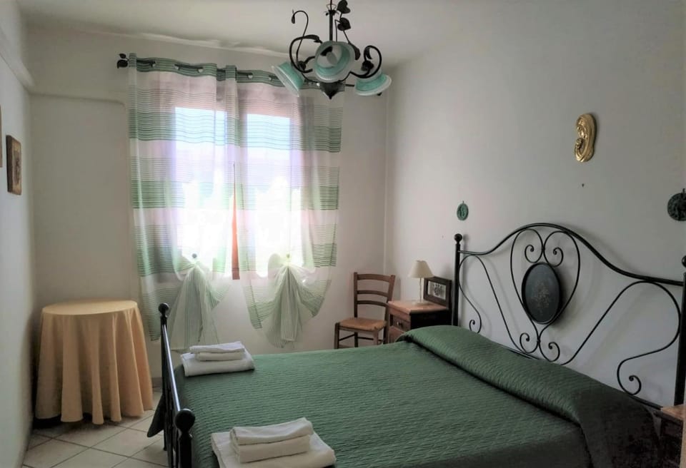 Bed, Night, Photo of the whole room, Bedroom, Garden view, internet, towels, wardrobe, air conditioner