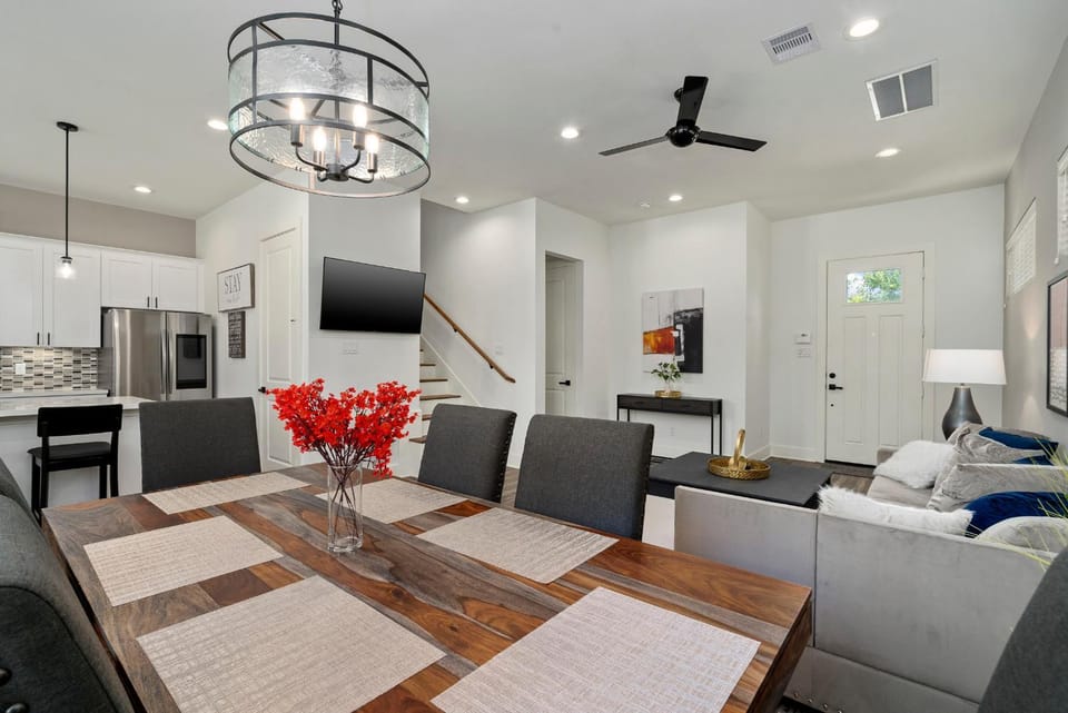 TV and multimedia, Kitchen or kitchenette, Living room, Seating area, Dining area, fireplace, kitchen, kitchen