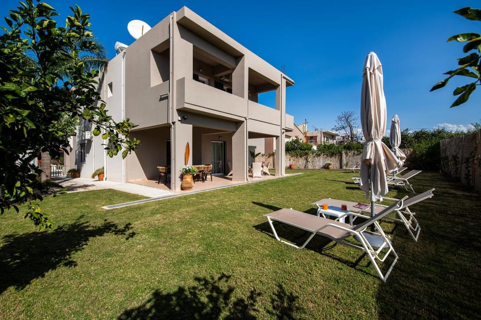 Property building, Garden, Garden view, sunbed