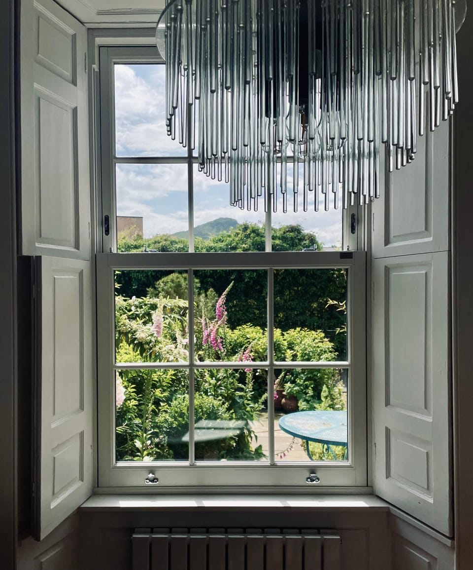 Stylish Georgian garden apartment + secure parking Apartment in Edinburgh