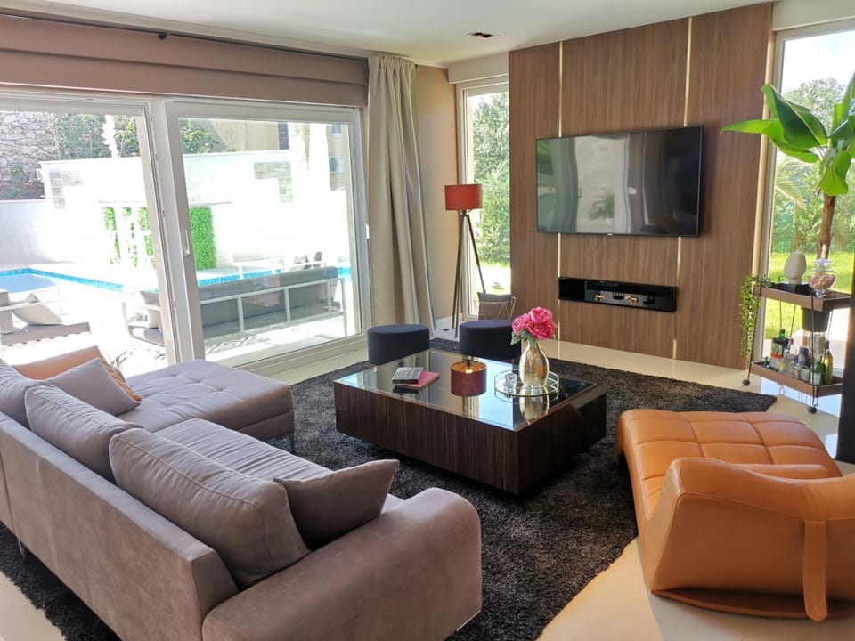 Communal lounge/ TV room, TV and multimedia, Living room, Seating area, Evening entertainment