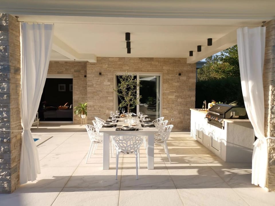 Patio, Day, Balcony/Terrace, Seating area, Dining area