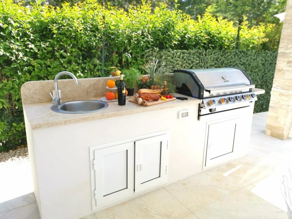 BBQ facilities, Kitchen or kitchenette