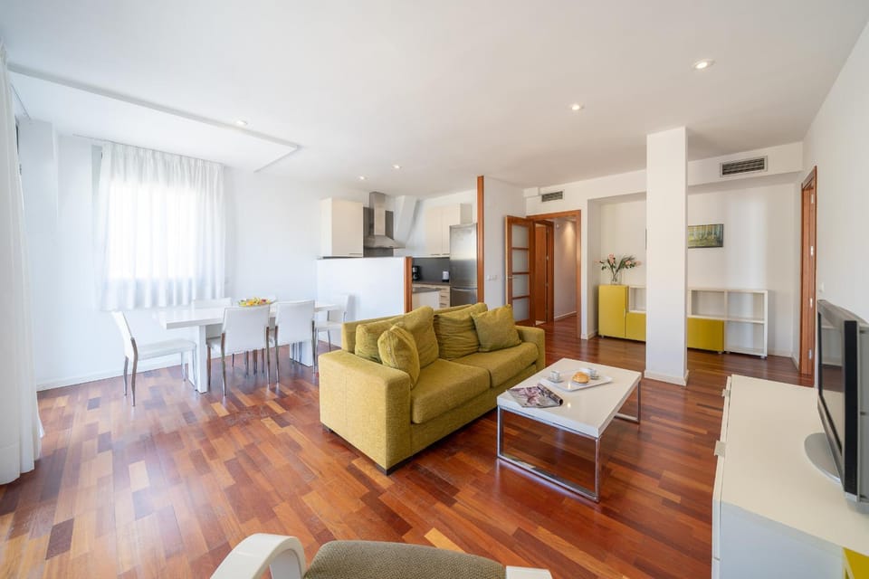 Kitchen or kitchenette, Living room, Seating area, Dining area
