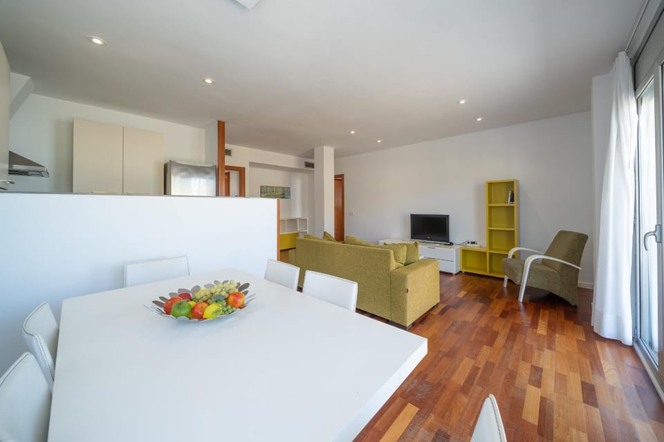 TV and multimedia, Living room, Seating area, Dining area