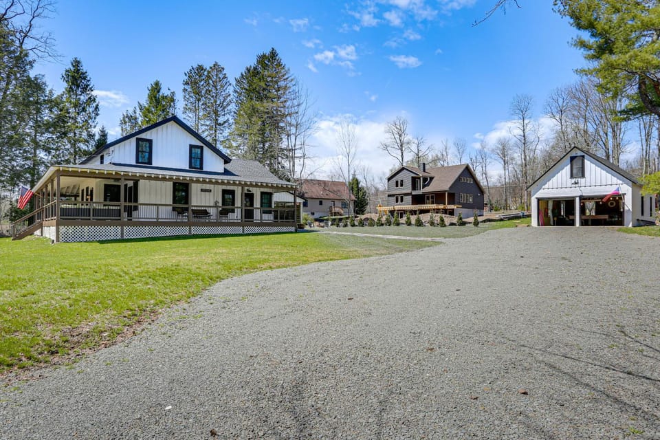 Hot Tub & Lake Access at Poconos Getaway! House in Pocono Mountains