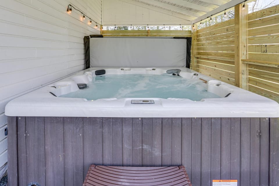 Hot Tub & Lake Access at Poconos Getaway! House in Pocono Mountains