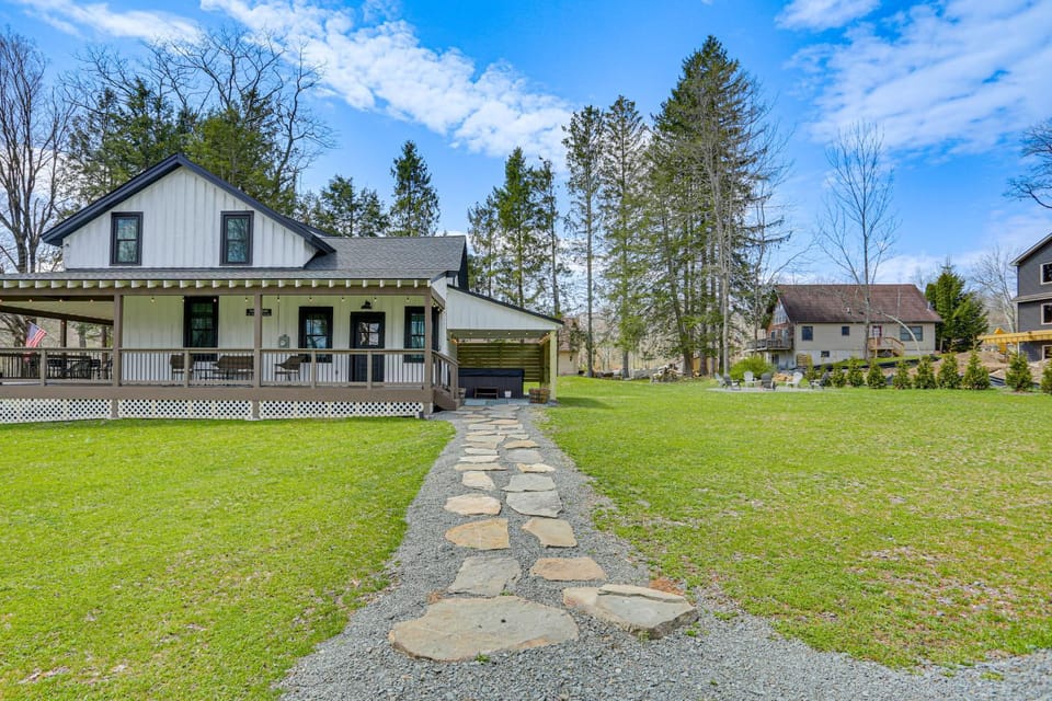 Hot Tub & Lake Access at Poconos Getaway! House in Pocono Mountains
