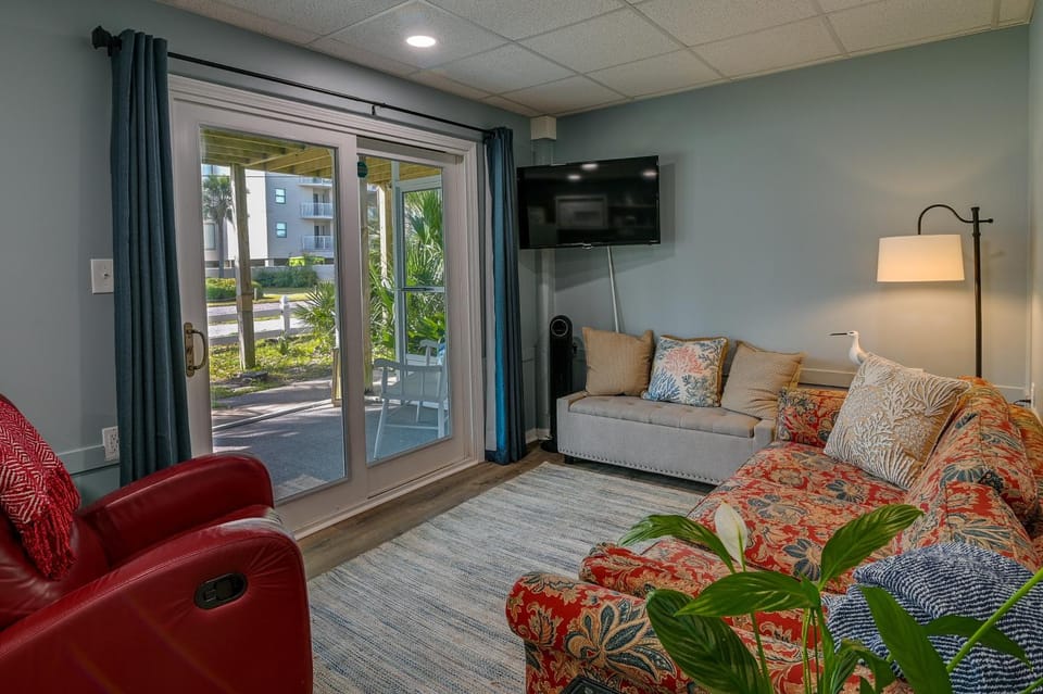'Below Deck' Beach House: Walk to the Ocean! Apartment in Garden City