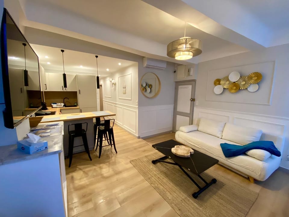 Kitchen or kitchenette, Living room, Seating area, Dining area