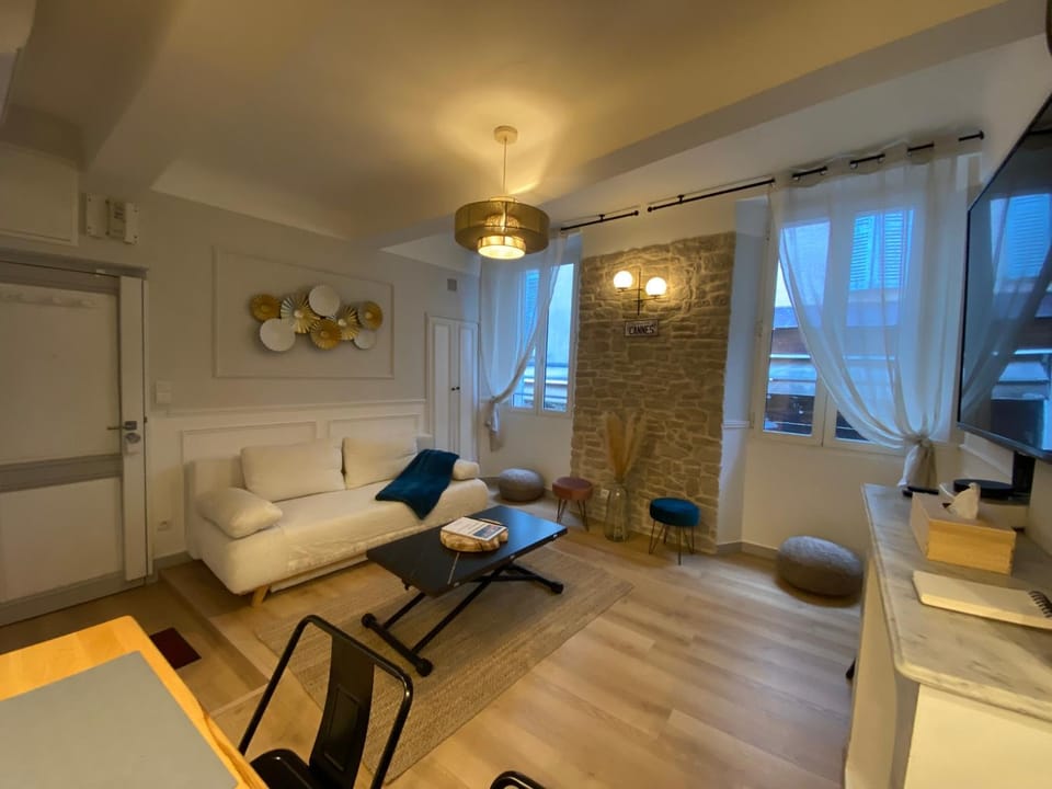Bed, TV and multimedia, Living room, Seating area, hair dresser