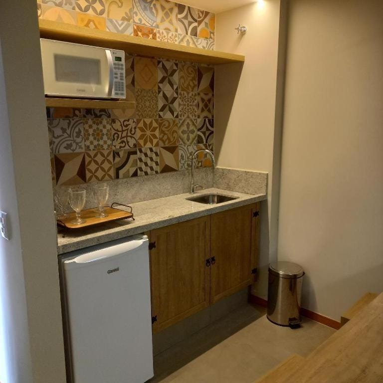 minibar, oven