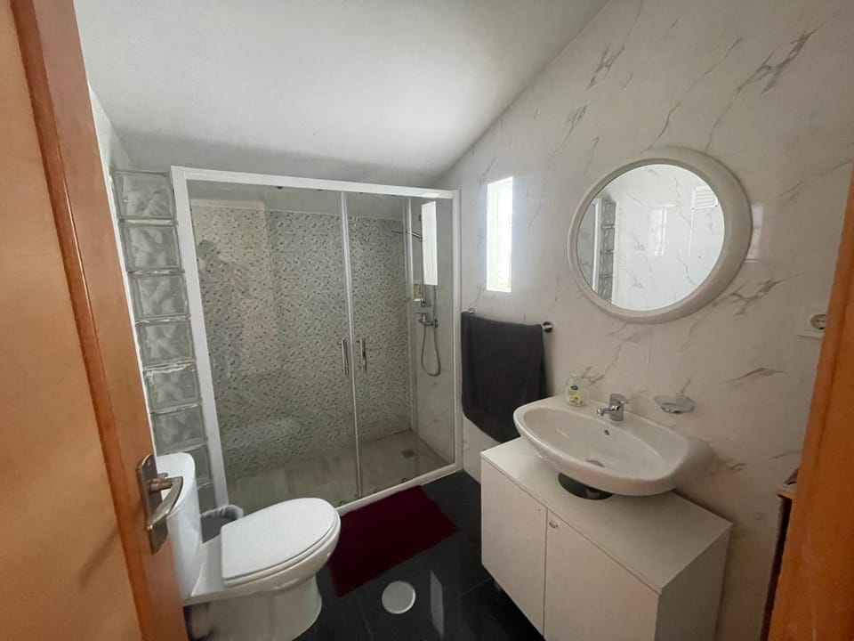 Shower, Toilet, Bathroom, towels
