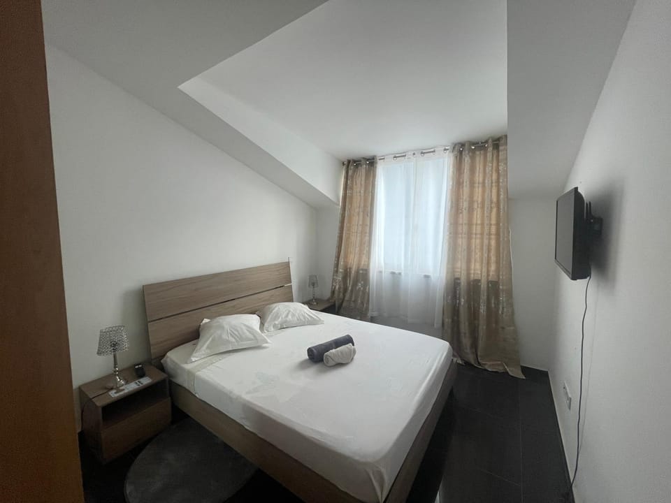 Bed, TV and multimedia, Photo of the whole room
