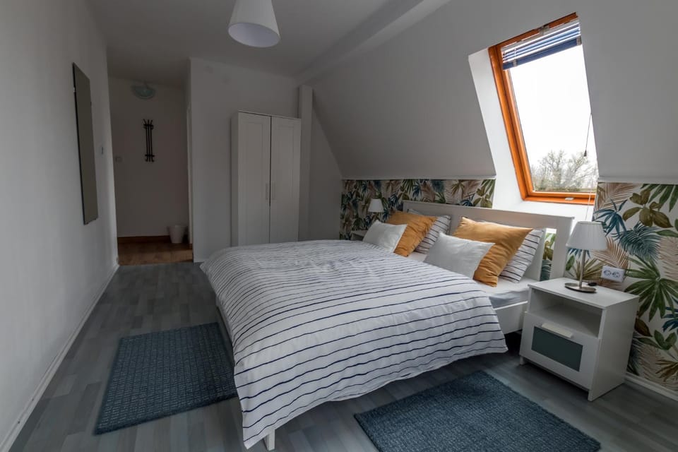 Bed, People, BBQ facilities, Photo of the whole room, Bedroom, Communal kitchen, Garden view, Garden view, young children, Family, Parking, heating, internet, internet, microwave, stove, sunbed, toaster, towels, wardrobe, air conditioner