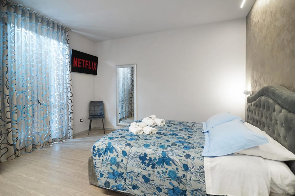Bed, TV and multimedia, Photo of the whole room, Bedroom, towels