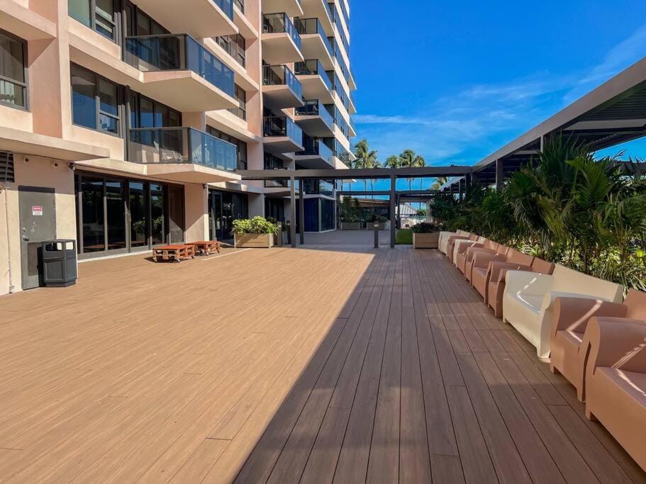 3 Bedroom Apt Ocean-Front Resort The Alexander Apartment in Miami Beach