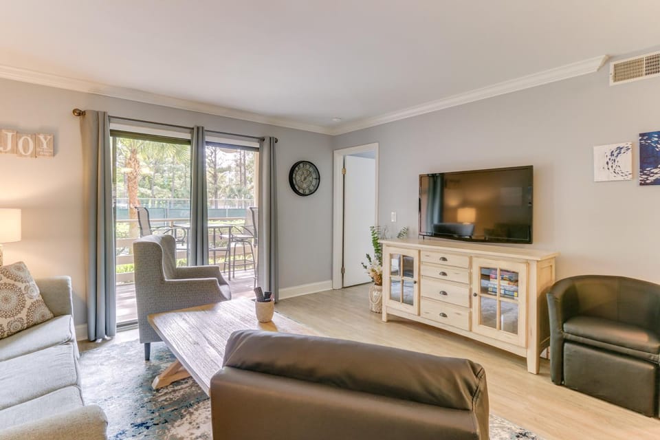 Balcony, Beach & Pool Access: Hilton Head Condo! House in Hilton Head Island