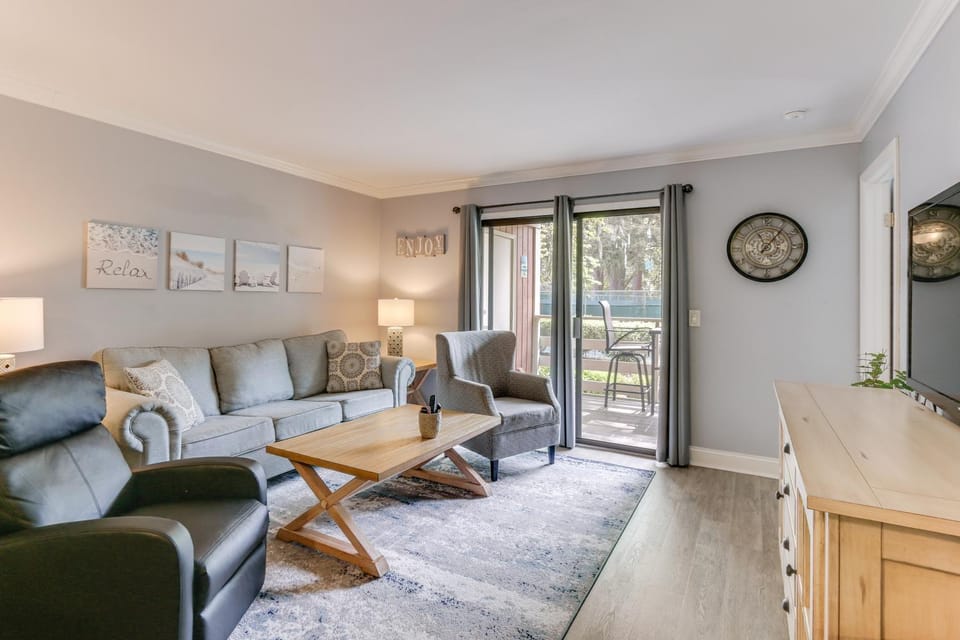 Balcony, Beach & Pool Access: Hilton Head Condo! House in Hilton Head Island
