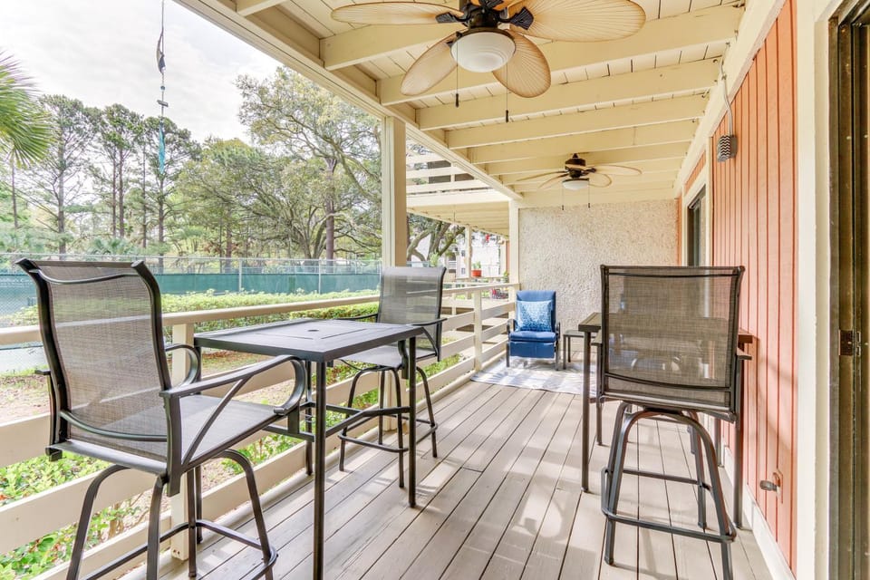 Balcony, Beach & Pool Access: Hilton Head Condo! House in Hilton Head Island
