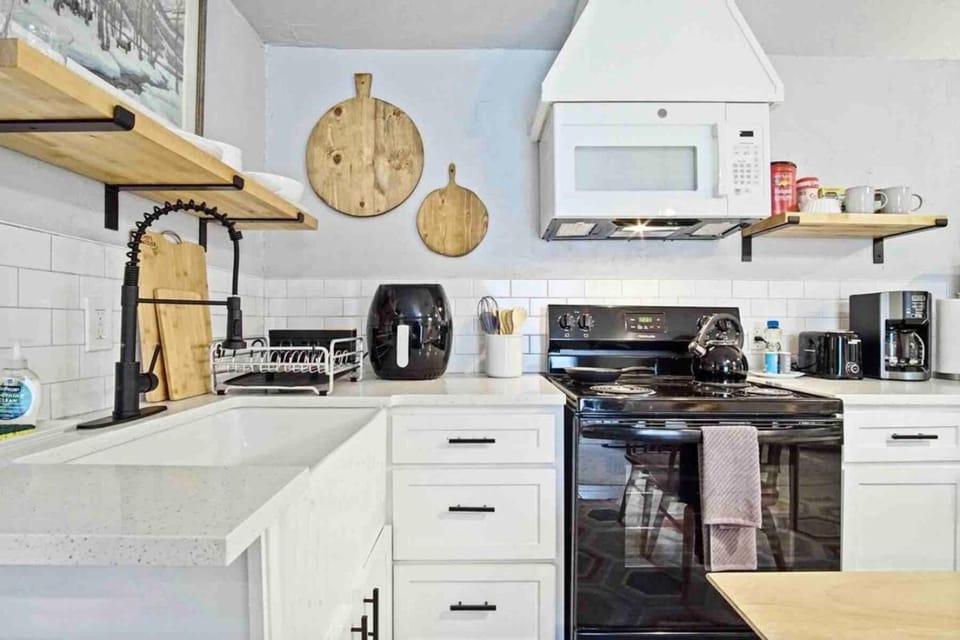 Coffee/tea facilities, stove, toaster