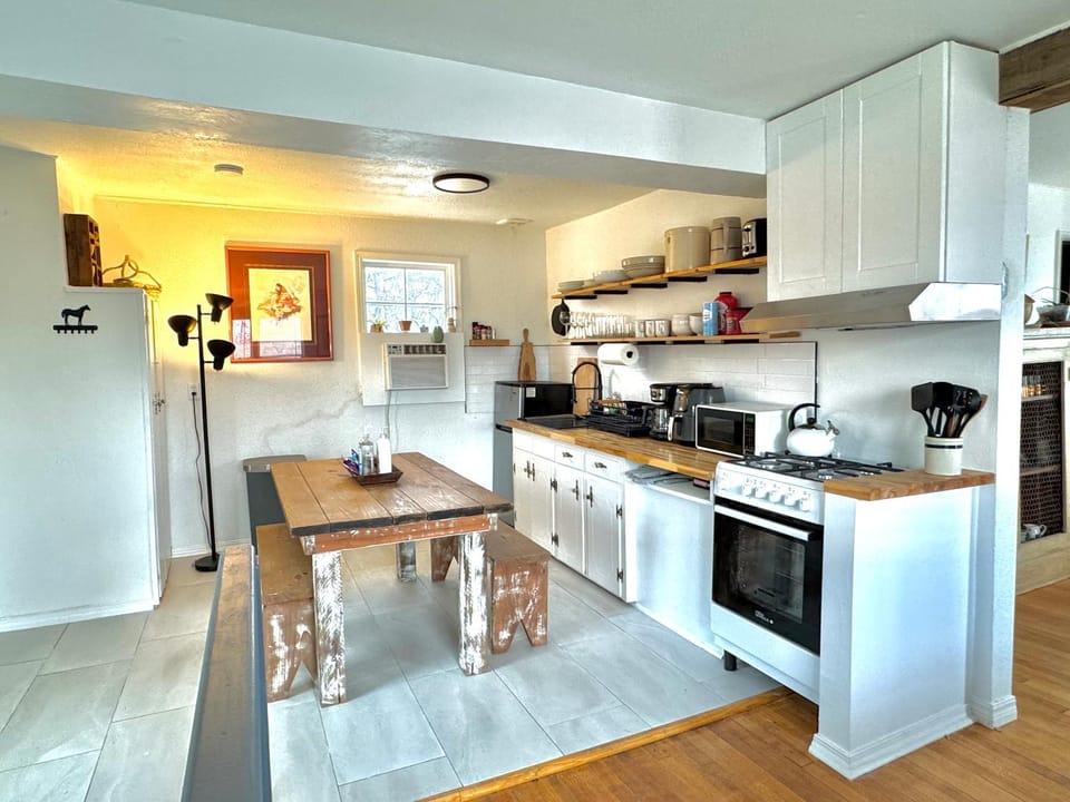 Coffee/tea facilities, Seating area, microwave, stove