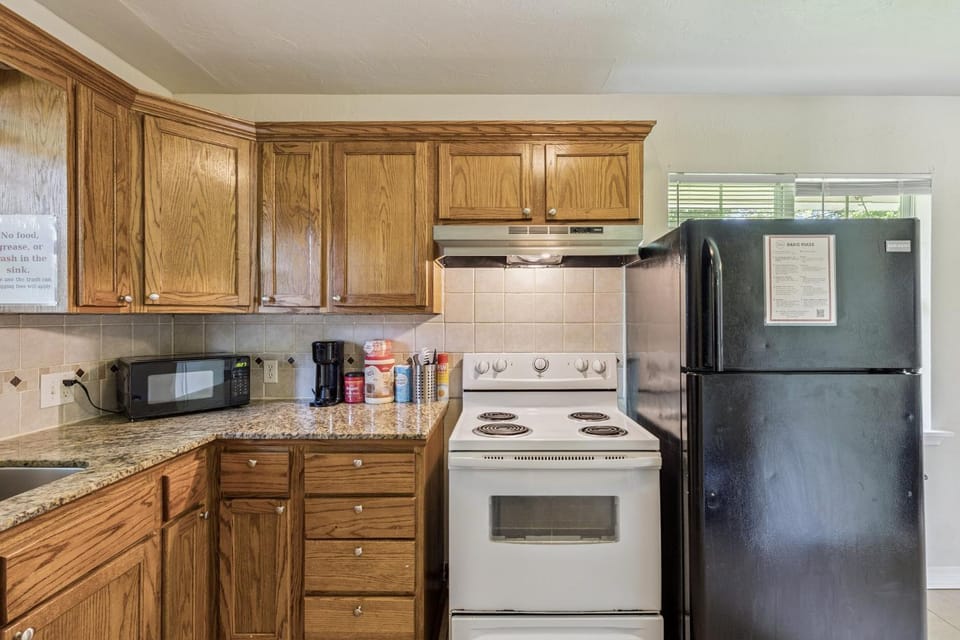 Coffee/tea facilities, microwave, stove