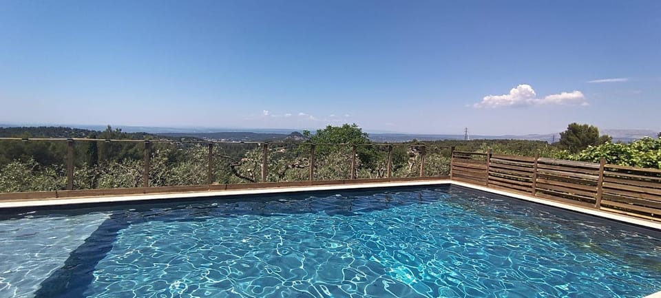 Villa avec piscine, vue panoramique ste victoire Villa in Provence-Alpes-Côte d'Azur