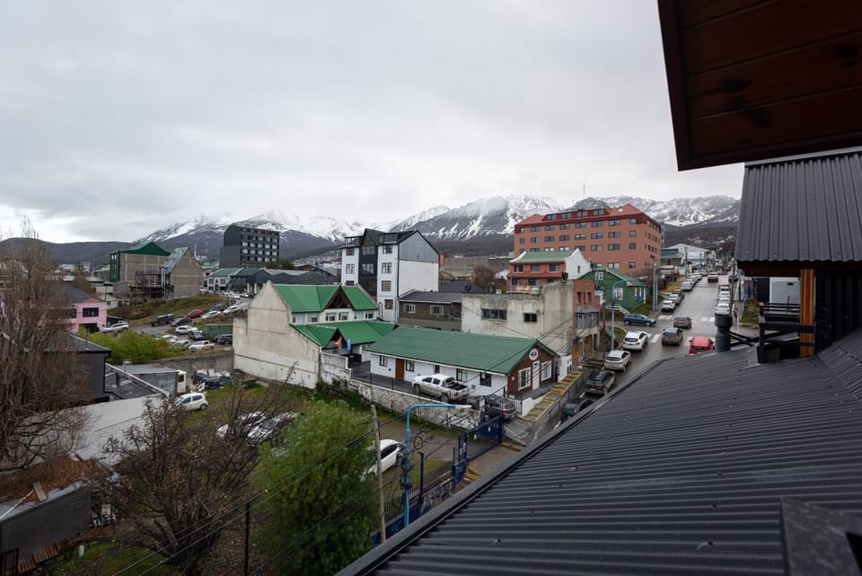Property building, Nearby landmark, Day, Neighbourhood, Natural landscape, Bird's eye view, Winter, City view, Mountain view, Street view, Location, Parking