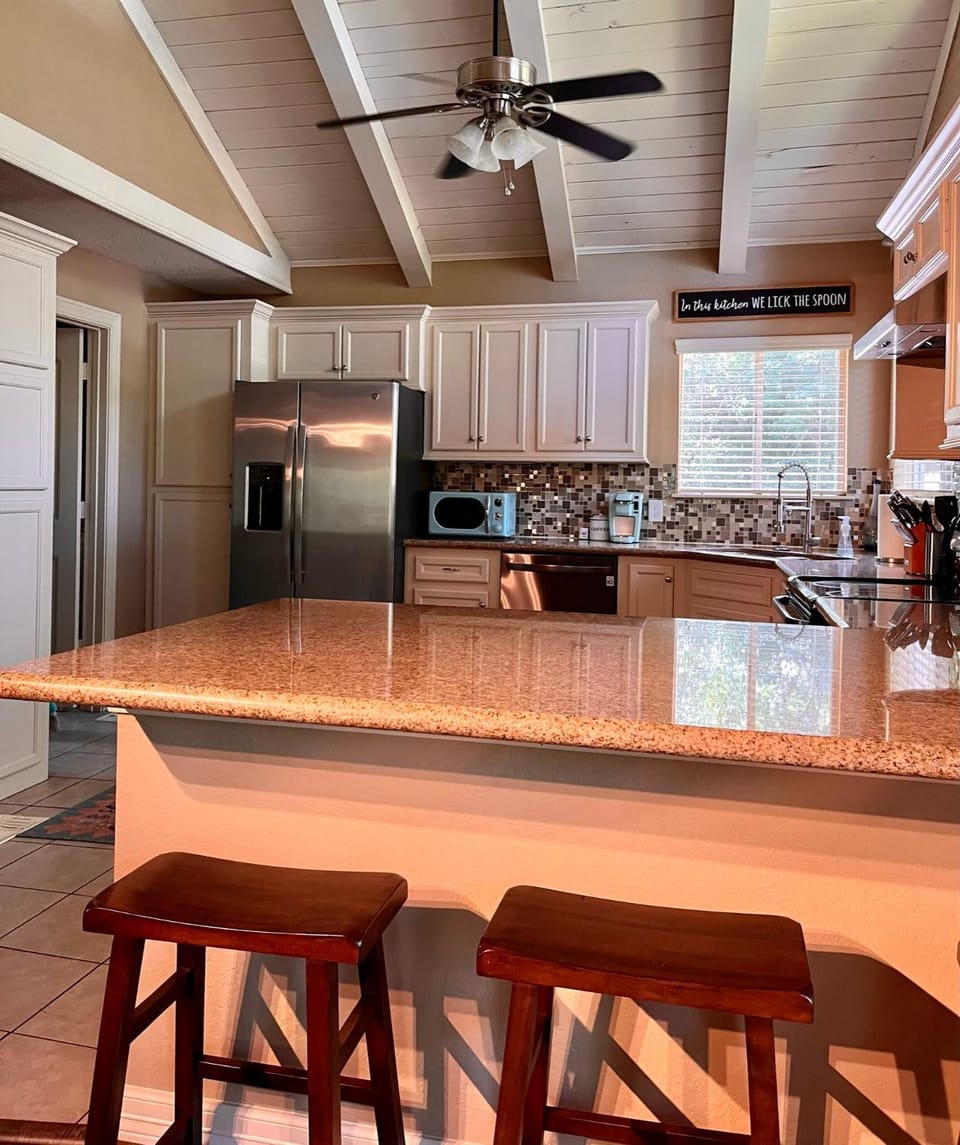 Kitchen or kitchenette, Dining area, dishwasher, fireplace, minibar, pet friendly, stove
