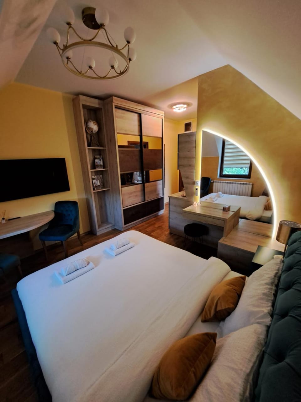 Bed, TV and multimedia, Living room, Photo of the whole room
