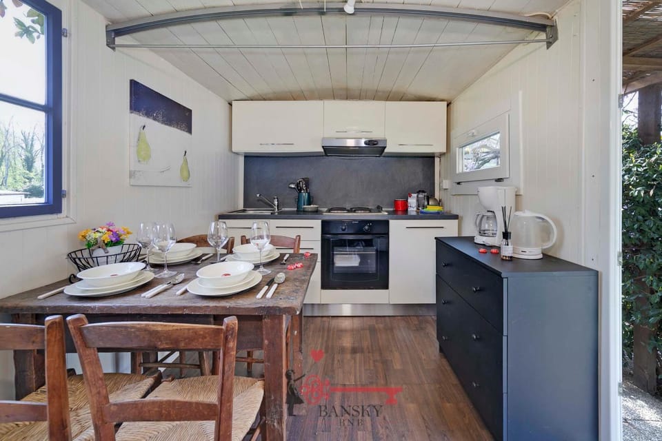 Kitchen or kitchenette, Dining area