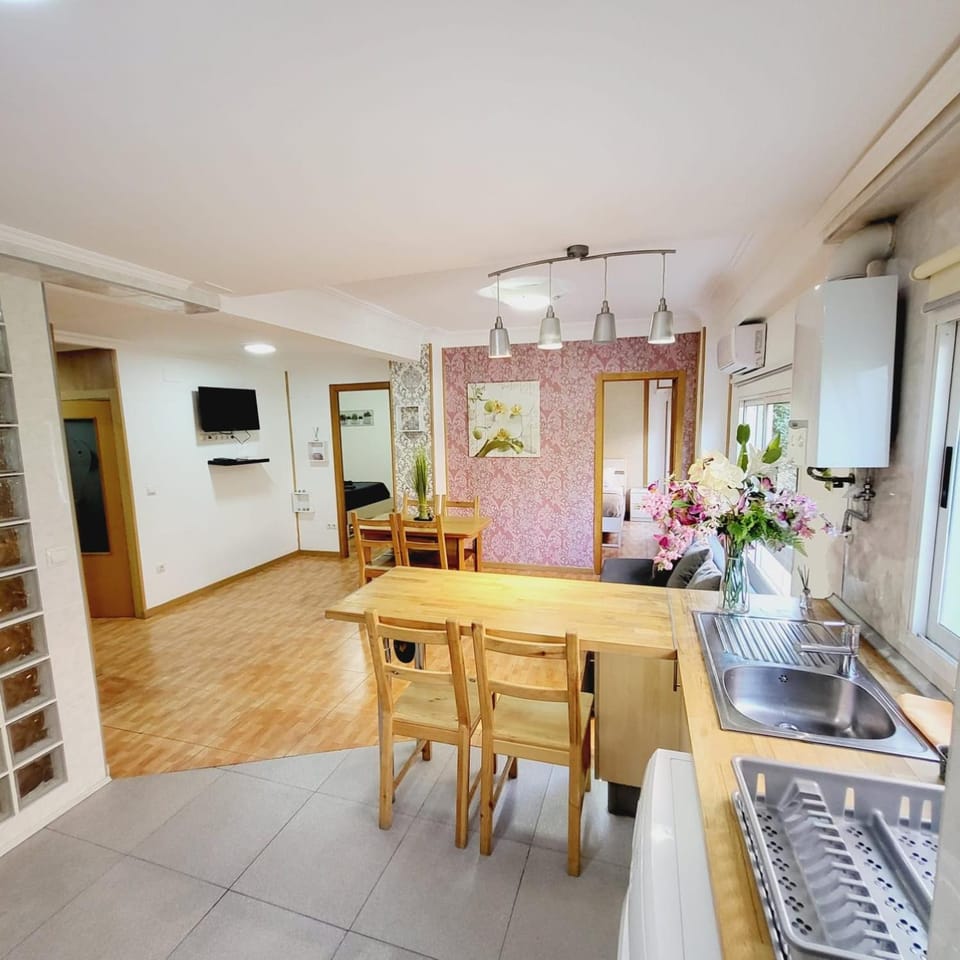 Kitchen or kitchenette, Living room, Seating area, Dining area, pet friendly