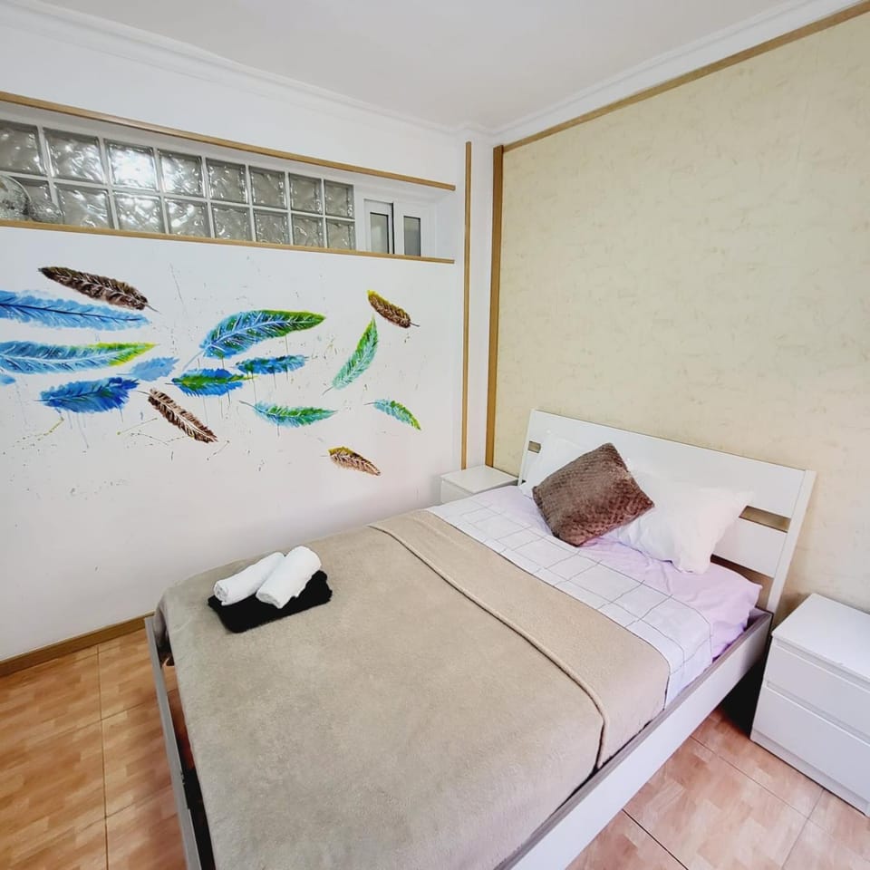 Bed, Bedroom, towels